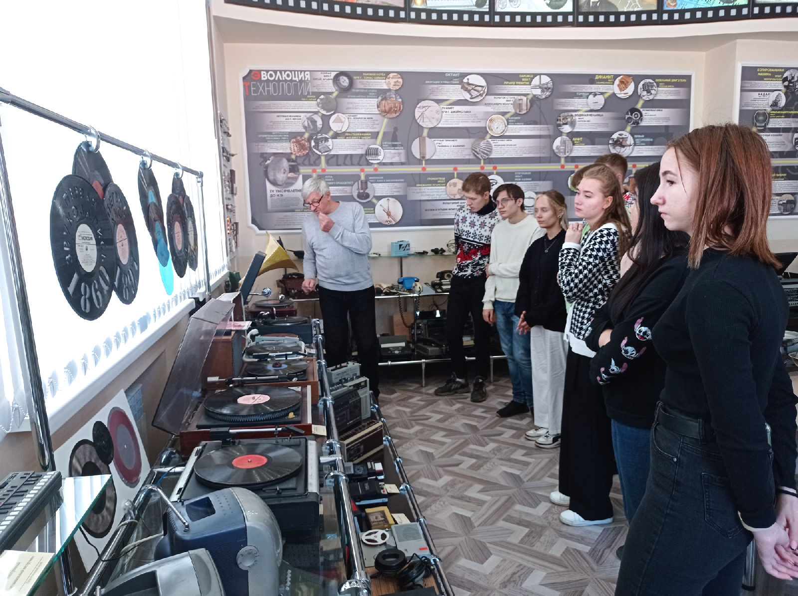 Студенты гр. 21ФПИ1 посетили экспозицию музея техники